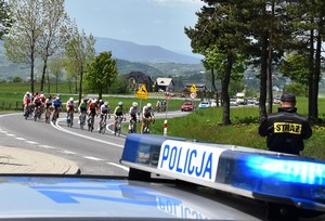 Sygnały policyjne oraz peleton