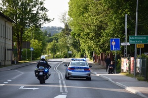 Radiowóz BMW oraz policyjny motor. Widok z tyłu