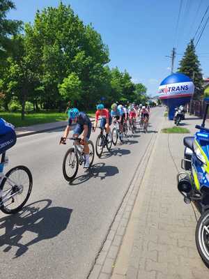 kolarze jadą ulicą Nadbrzeżną w Nowym Sączu