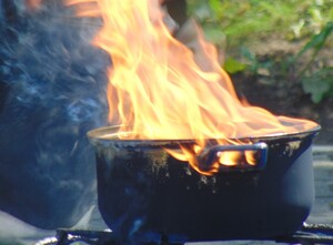 Palący się garnek na palniku przykład