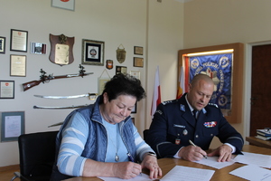 komendant brzeskiej jednostki i dyrektor szkoły podpisujący porozumienie