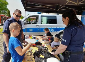 Piknik, stoisko policyjne (9) policjantka i policjant prezentują sprzęt policyjny