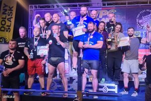 zwycięzcy w wyciskaniu sztangi leżąc