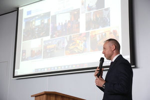 podinsp. Michał Nowak podczas przemówienia na konferencji podsumowującej realizacji projektu pn. „Przestępczość przeciwko dobrom kultury i CITES”