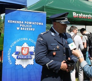 komendant brzeskiej policji udzielający wywiadu do lokalnej prasy