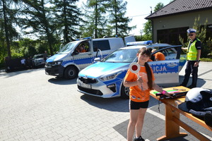 dzieci w radiowozie policyjnym