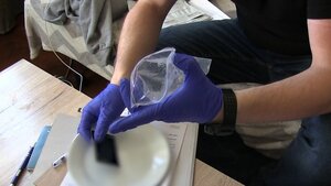 Policjanci zabezpieczają rozsypany biały proszek