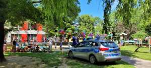 radiowóz policyjny podczas pikniku rodzinnego na terenie ogrodu przedszkolnmego