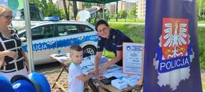 policjantka wykonuje odciski linii papilarnych na pikniku