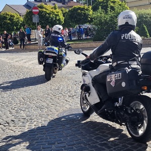 policjanci na motocyklach słuzbowych