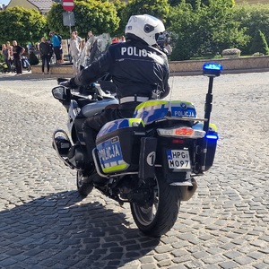 policjant na motocyklu służbowym