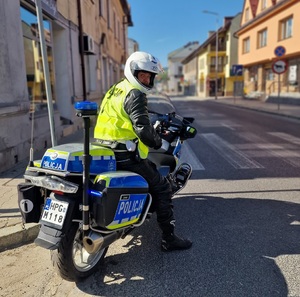 policjant ruchu drogowego na motocyklu słuzbowym