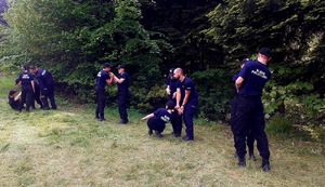 policjant ćwiczy z uczniami techniki interwencji