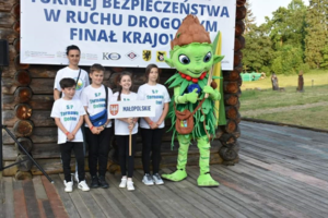 Drużyna turnieju z Małopolski dwie dziewczynki i dwóch chłopców wraz z opiekunem oraz zieloną maskotką
