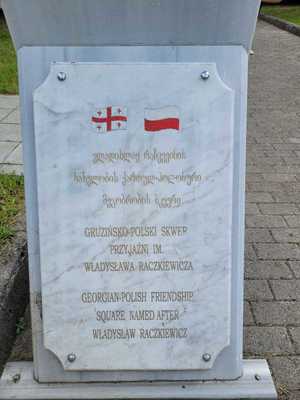 pamiątkowa tablica przyjaźni polsko-gruzińskiej przy skwerze przyjaźni polsko-gruzińskiej