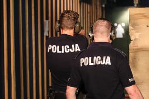 Policjant strzela na strzelnicy