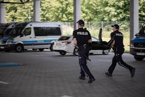 policjanci biegną z manekinem