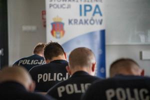 policjanci piszą test - widok zza pleców