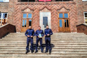 Zwycięzcy policjanci z małopolski na schodach szkoły w Słupsku