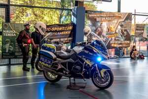 motocykl policyjny ustawiony w hali sportowej