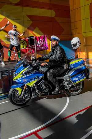 umundurowany policjant siedzący na policyjnym motocyklu