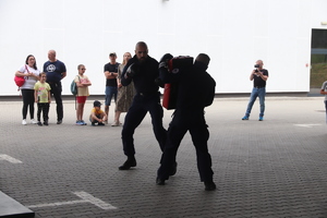 policjanci prezentują sztuki walki