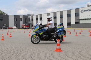 pokaz policyjnego motocyklisty