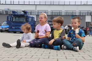 czworo dzieci je lody