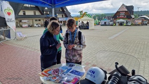 uczestnicy pikniku przy stoisku profilaktycznym