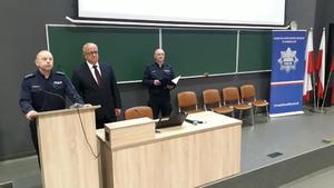 Komendant Powiatowy Policji w Gorlicach wraz z Przewodniczącym Rady Powiatu otwierają konferencję. Obok stoi