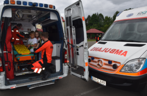 Ambulans. Dzieci biorące udział w prelekcji oglądające wyposażenie karetki pogotowia