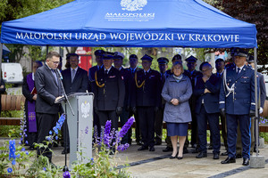 przedstawiciele służb i instytucji państwowych stojący pod namiotem