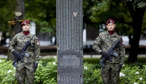 żołnierze pełniący uroczystą  warte przy pomniku