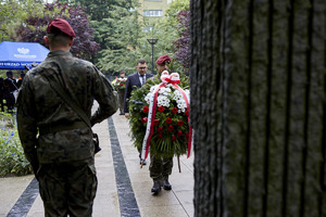 mężczyzna składa wieniec