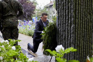 Wojewoda małopolski składa wieniec pod pomnikiem pamięci