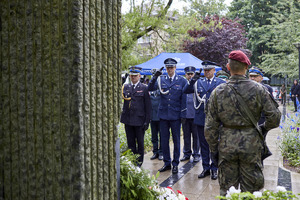policjanci, żołnierze oraz przedstawiciele instytucji zebrani pod pomnikiem