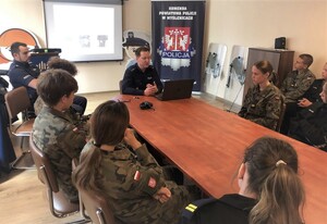 ofecer prasowy podczas spotkania z uczniami ZS Dobczyce