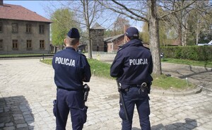 zabezpieczenie 83 rocznica Pierwszego transportu do Auschwitz 14.06.2023  (6) policjanci na terenie Auschwitz