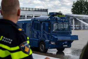 Holenderski funkcjonariusz ogląda armatkę podczas działań