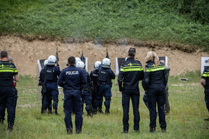 Holenderscy Policjanci oglądający działania policjantów z sekcji strzeleckiej w pododdziale zwartym