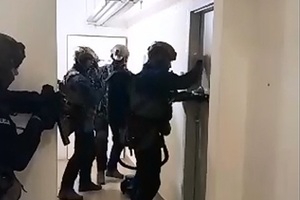 policyjni kontrterroryści wyważają drzwi
