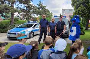 policjanci podczas prelekcji z przedszkolakami na terenie ogrodu przedszkolnego