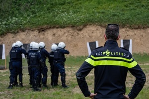 policyjnym ćwiczeniom przygląda się policjant z Holandii