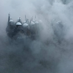 policjanci w dymie