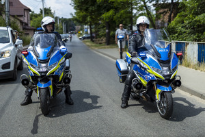 dwóch umundurowanych policjantów na motocyklach