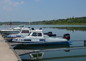 policyjne motorówki na Jeziorze Dobczyckim