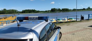 radiowóz na tle zalewu w Narożnikach