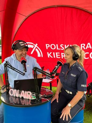 Policjantka udziela wywiadu do polskiego radia kierowców