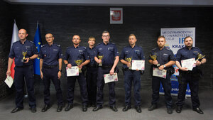 Wspólne zdjęcie Piotra Morajki z nagrodzonymi