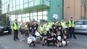 dzieci biorace udział w kampani wspołnie z policjantmi i Wójtem Gminy Charsznica